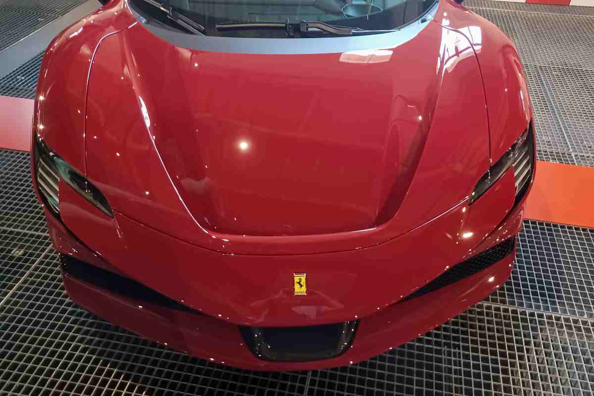 Ferrari SF90 Stradale, dopo il ritiro avviene il botto clamoroso (VIDEO)