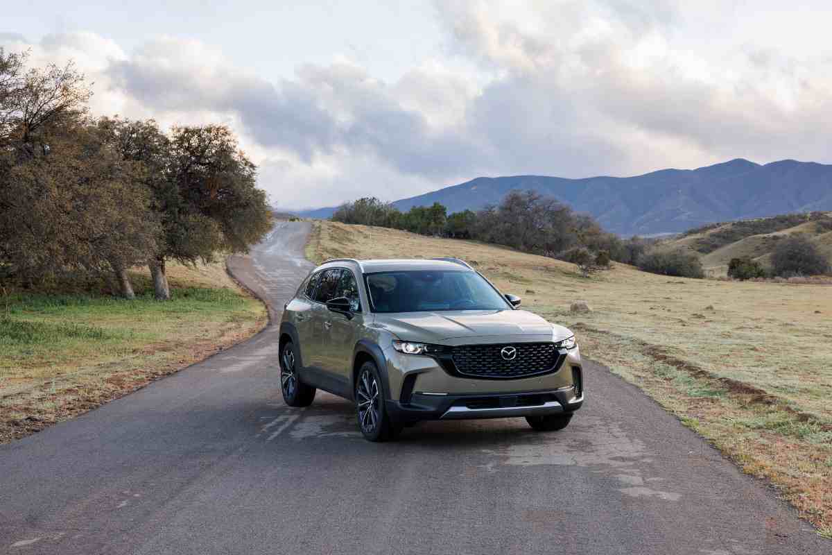 Mazda, arriva un nuovo SUV: la Toyota fornisce il sistema ibrido